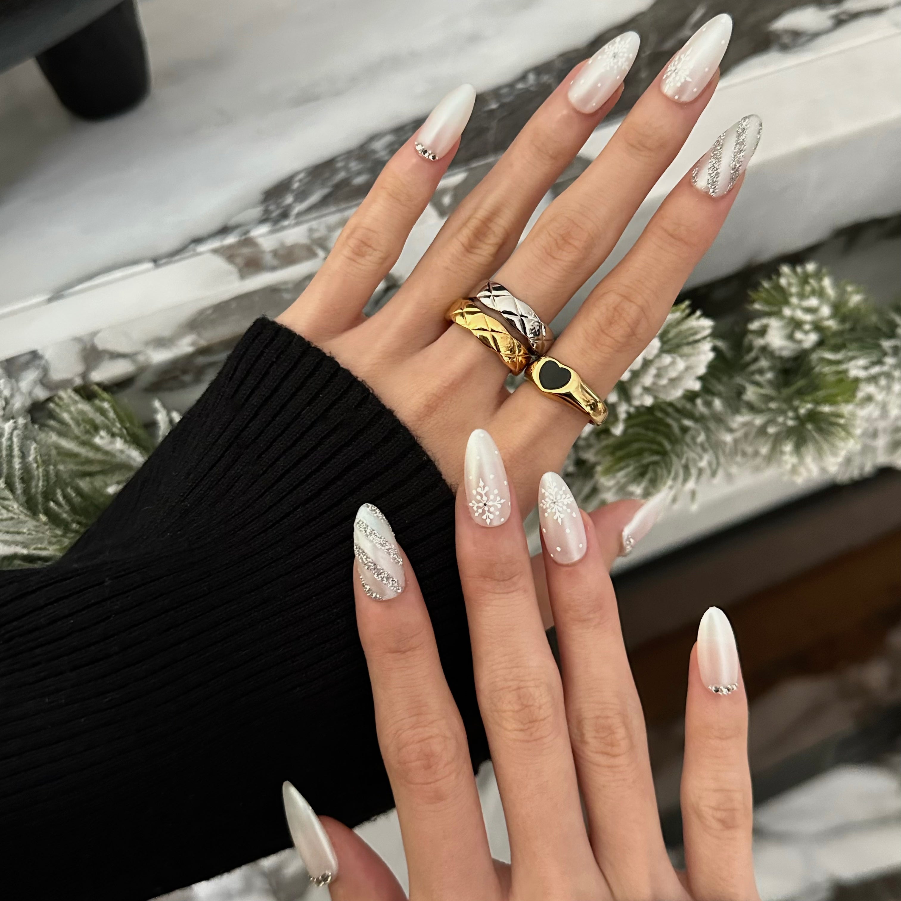 https://glamadenails.com/cdn/shop/files/SnowfallSpark_Pressonnail_01.heic?v=1723104734&utm_source=chatgpt.com